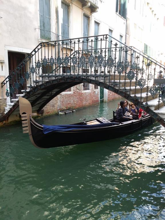 Very Central Apartment In Historical 1600 Palace With Lift A Few Min Walk From San Marco Square Venezia Camera foto