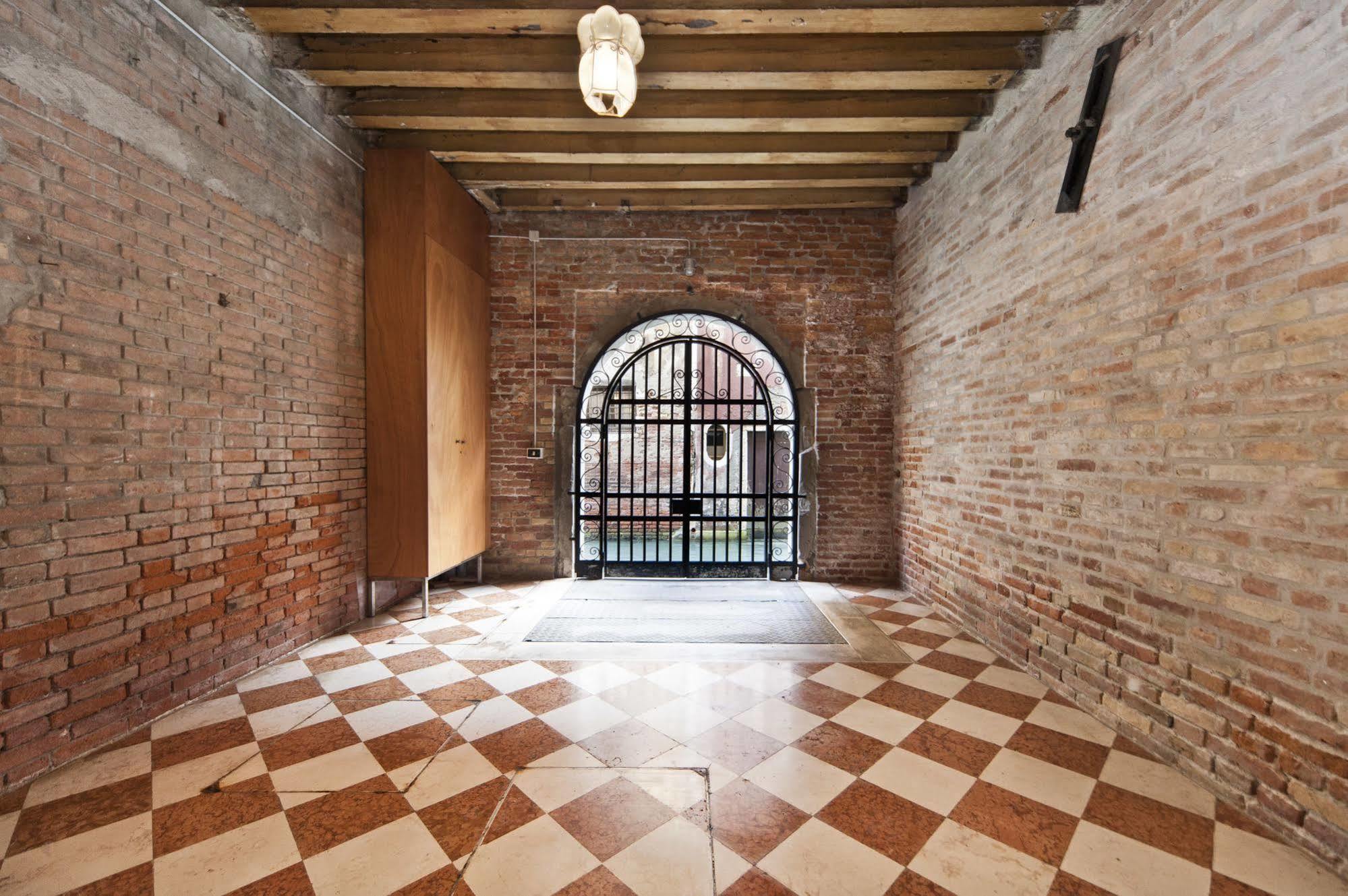 Very Central Apartment In Historical 1600 Palace With Lift A Few Min Walk From San Marco Square Venezia Esterno foto