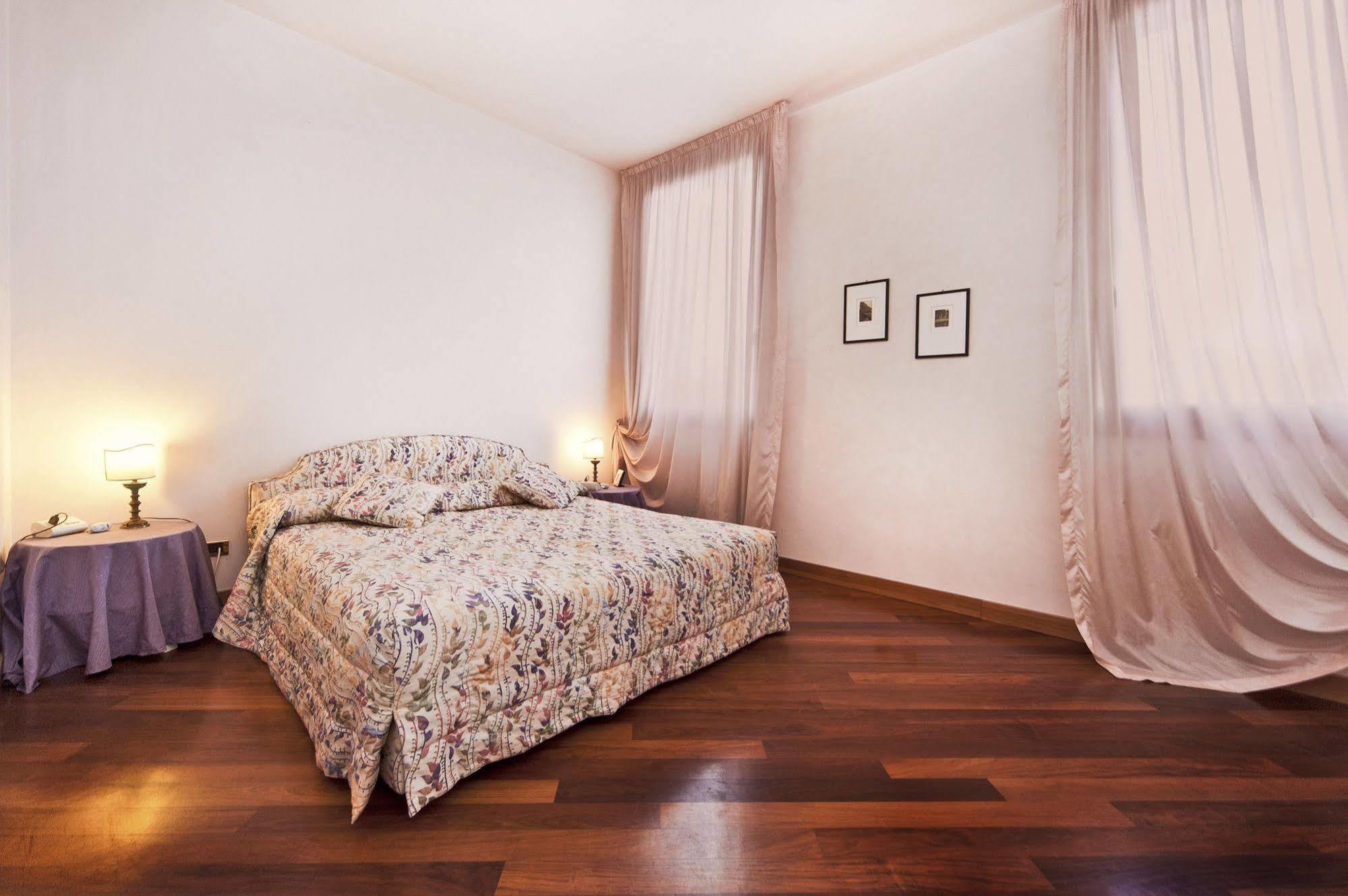 Very Central Apartment In Historical 1600 Palace With Lift A Few Min Walk From San Marco Square Venezia Esterno foto
