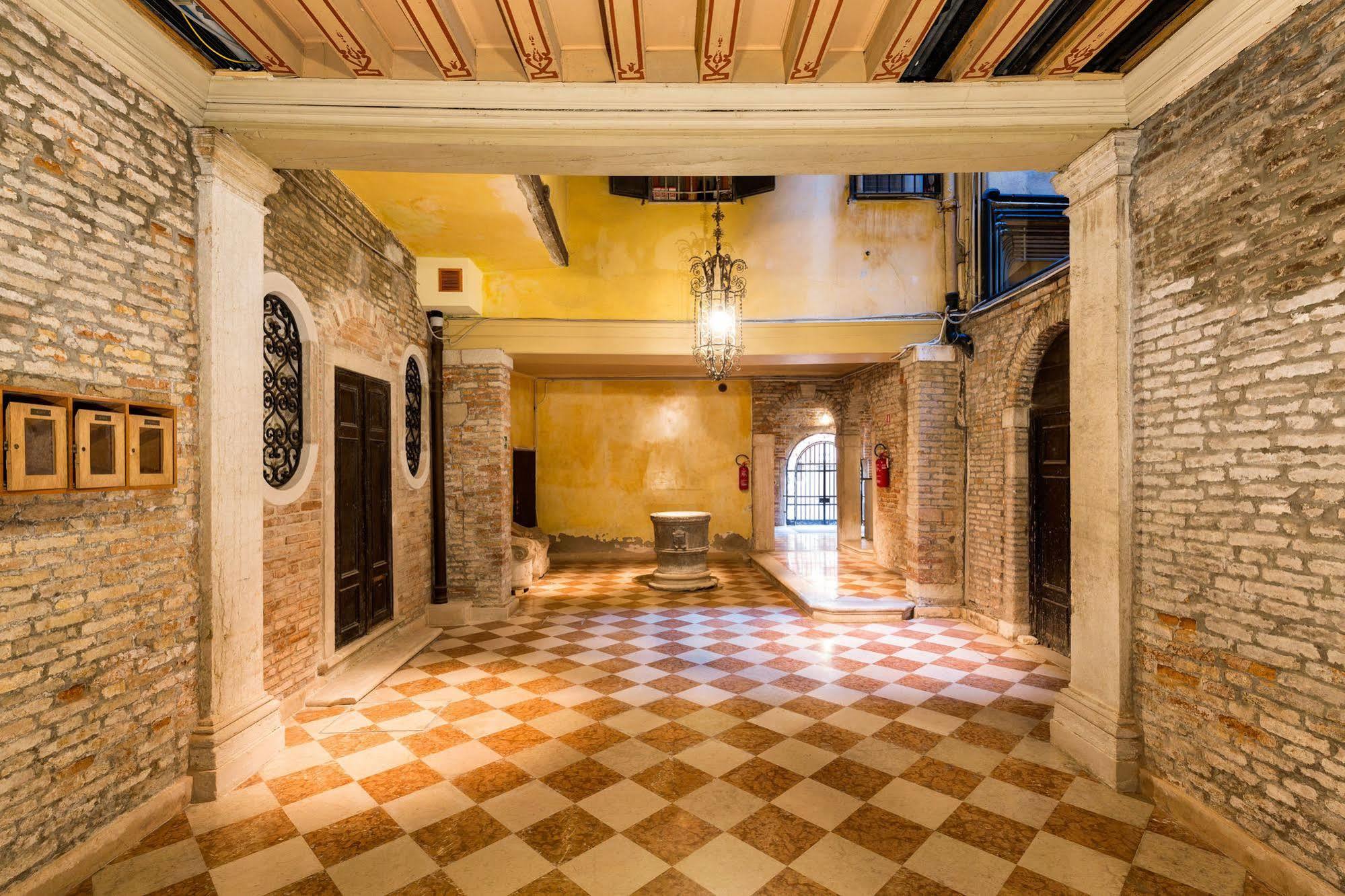 Very Central Apartment In Historical 1600 Palace With Lift A Few Min Walk From San Marco Square Venezia Esterno foto