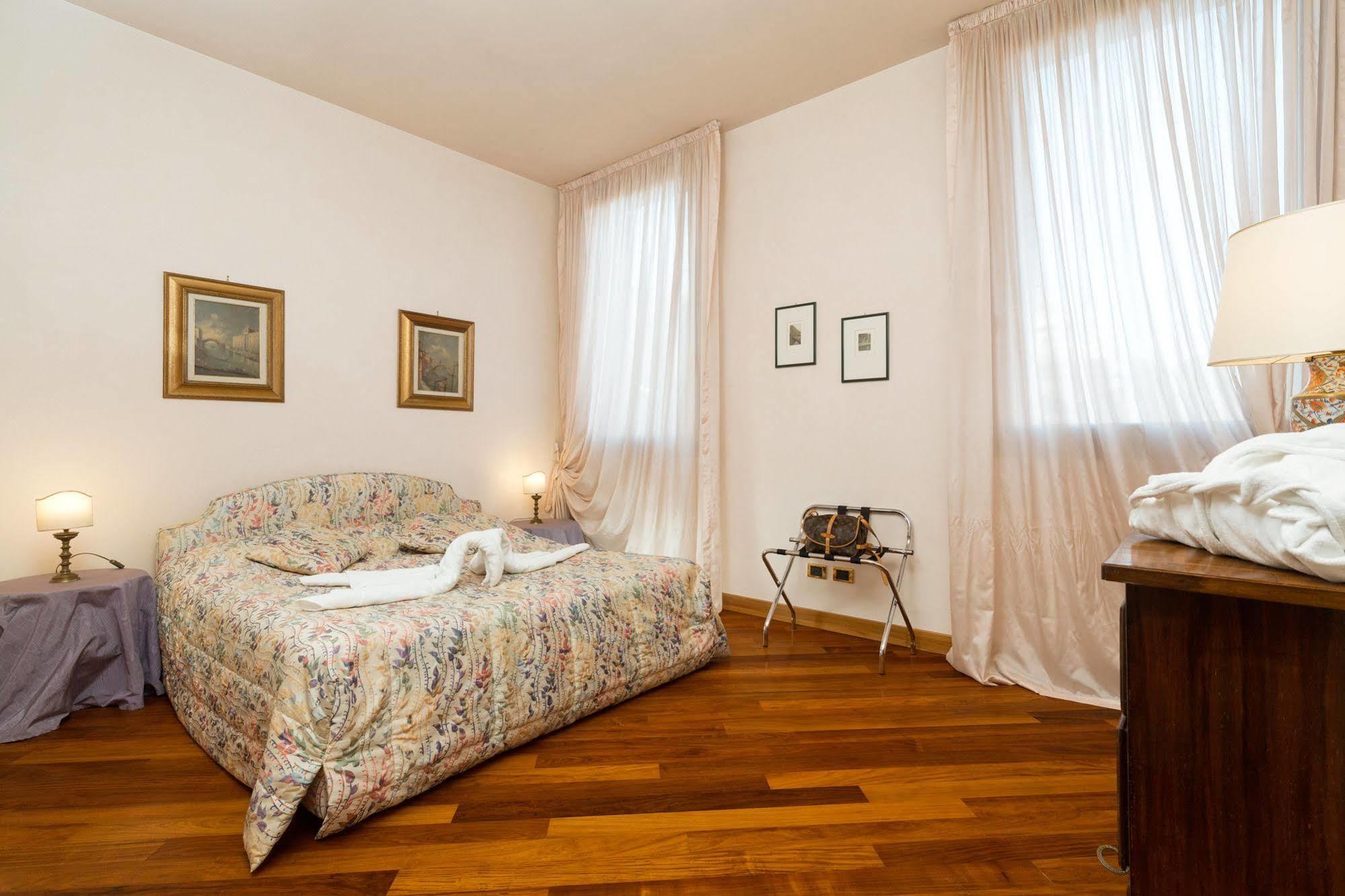 Very Central Apartment In Historical 1600 Palace With Lift A Few Min Walk From San Marco Square Venezia Esterno foto