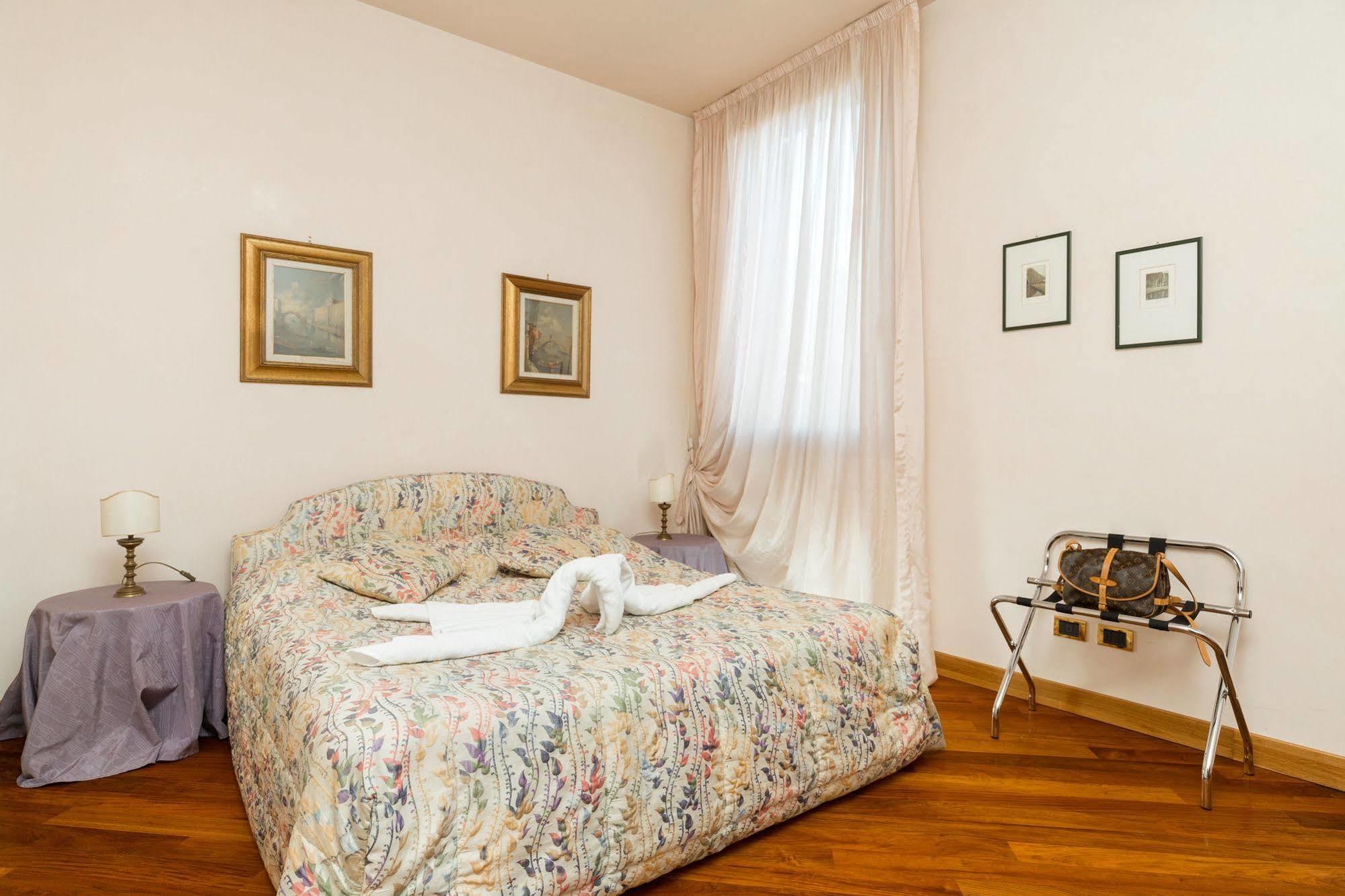 Very Central Apartment In Historical 1600 Palace With Lift A Few Min Walk From San Marco Square Venezia Esterno foto