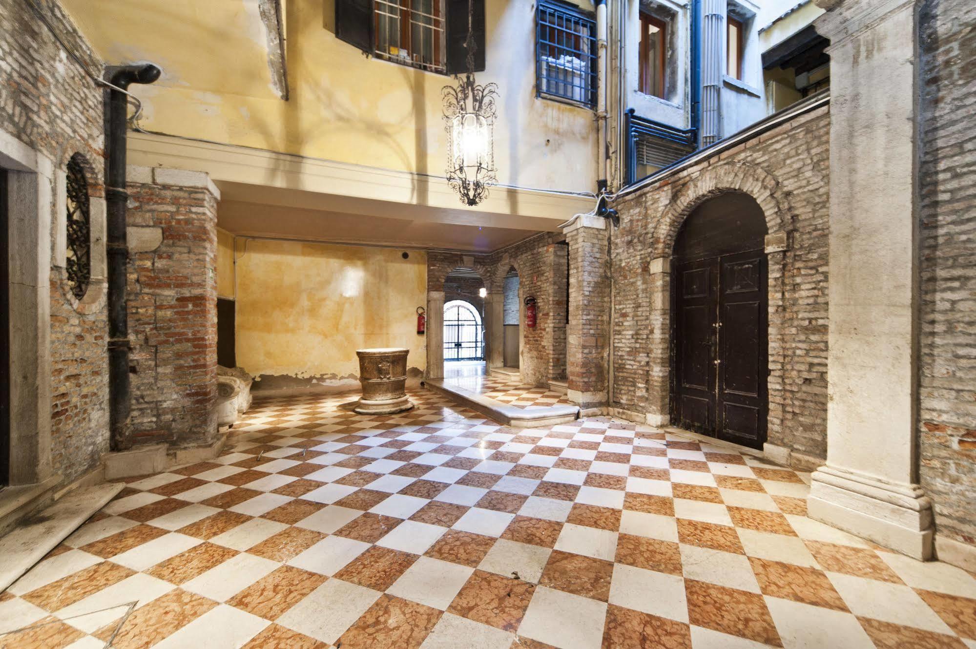 Very Central Apartment In Historical 1600 Palace With Lift A Few Min Walk From San Marco Square Venezia Esterno foto