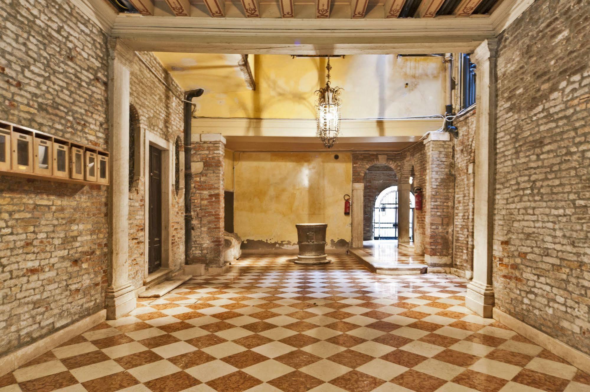 Very Central Apartment In Historical 1600 Palace With Lift A Few Min Walk From San Marco Square Venezia Esterno foto