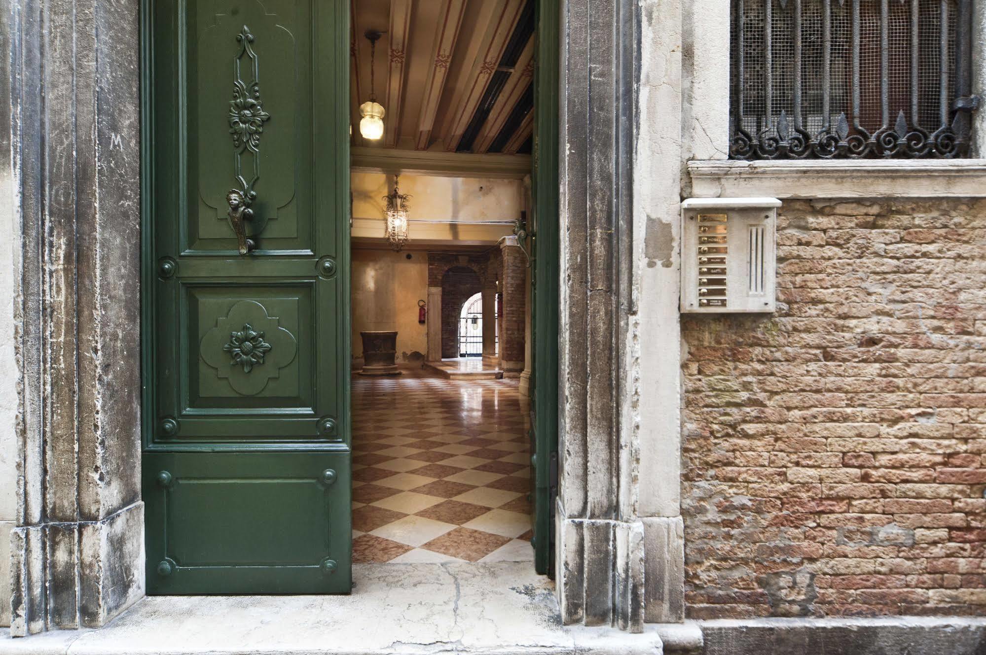 Very Central Apartment In Historical 1600 Palace With Lift A Few Min Walk From San Marco Square Venezia Esterno foto