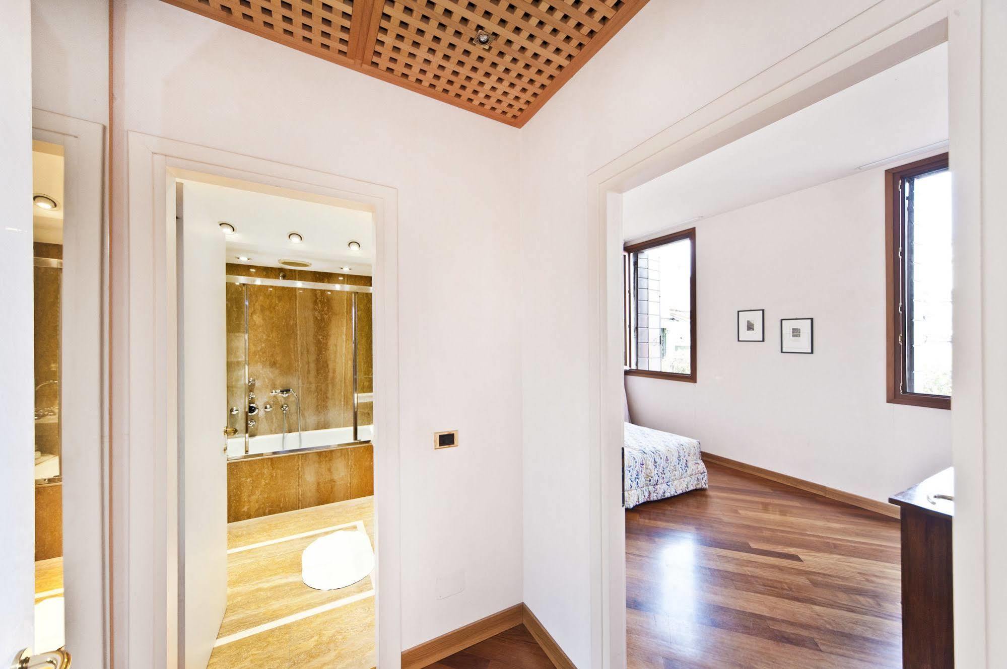 Very Central Apartment In Historical 1600 Palace With Lift A Few Min Walk From San Marco Square Venezia Esterno foto