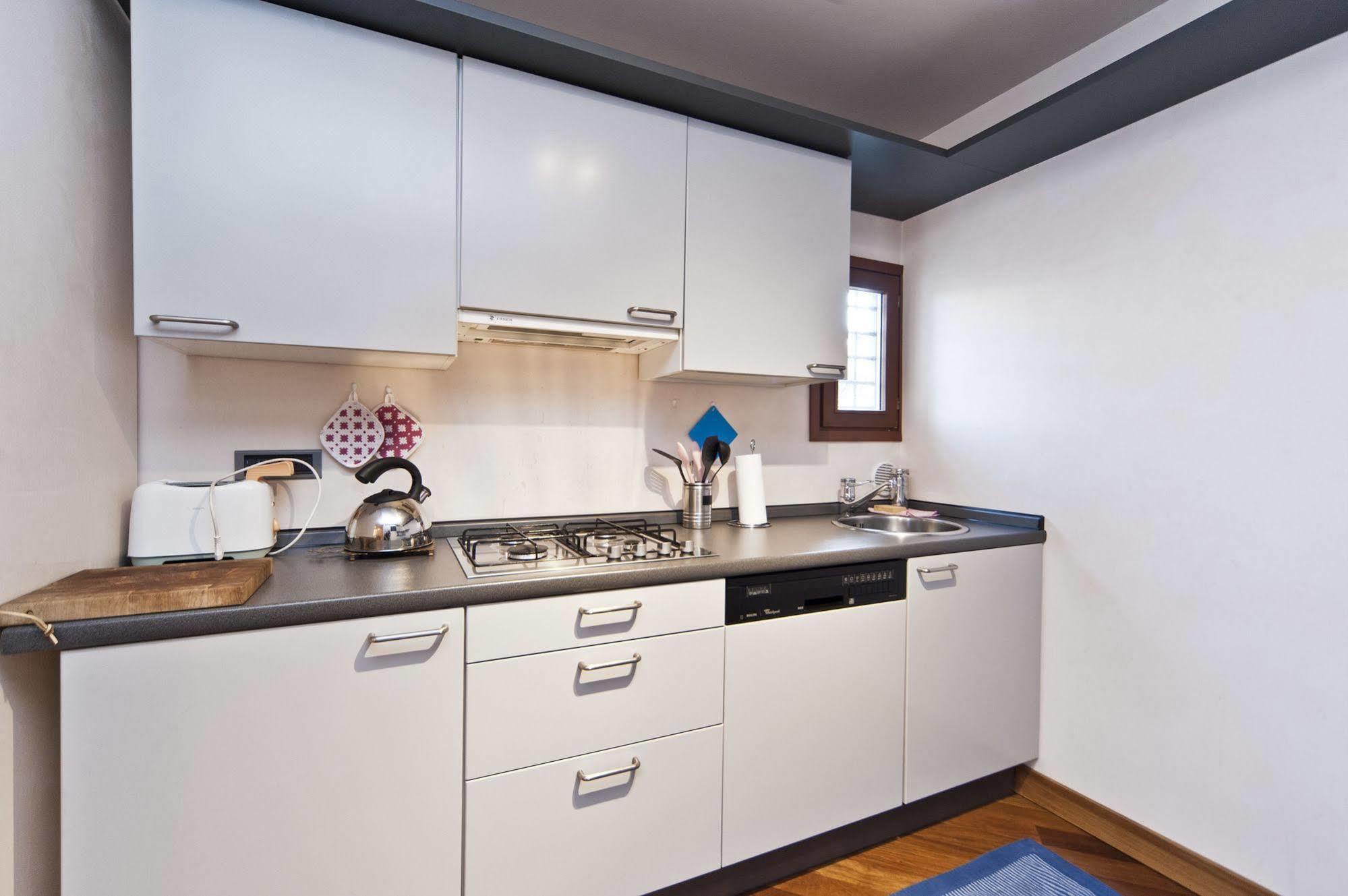 Very Central Apartment In Historical 1600 Palace With Lift A Few Min Walk From San Marco Square Venezia Esterno foto