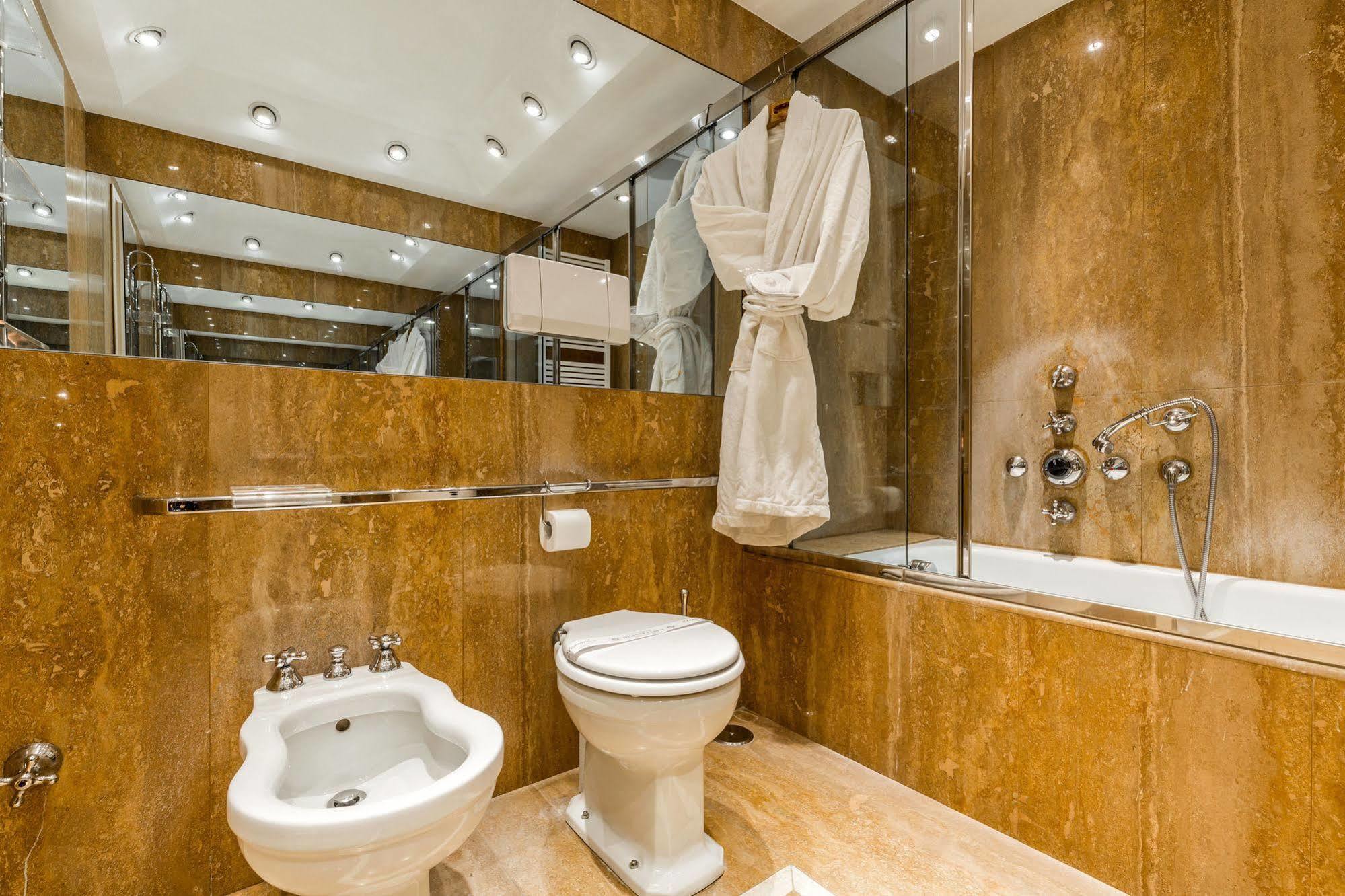 Very Central Apartment In Historical 1600 Palace With Lift A Few Min Walk From San Marco Square Venezia Esterno foto